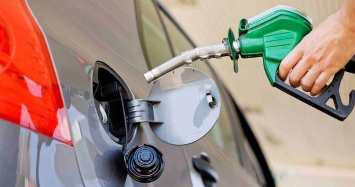 Bajan precios de gasolina